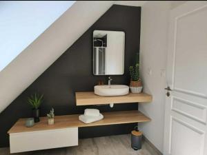 孔卡尔诺La Longère de Marie - Gîtes de Kerblaise的浴室里有洗手池和镜子 更多23张照片