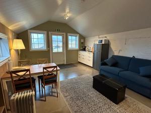 sala de estar con sofá azul y mesa en Apartment for 4 guests, en Hvolsvöllur