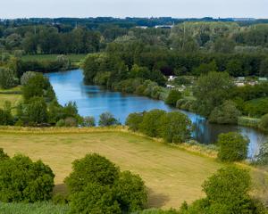 una vista aérea de un río con árboles y un campo en Manoir Hamme en Hamme