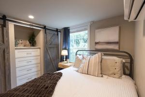 um quarto com uma cama, uma cómoda e uma janela em Pet friendly Tiny House Rental with new Access to Guadalupe River NBTX em New Braunfels