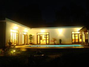 une maison avec une piscine la nuit dans l'établissement Phu Quoc Private Villa, à Duong Dong