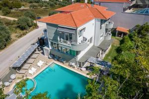 Bazén v ubytování Hotel Discovery Thassos nebo v jeho okolí