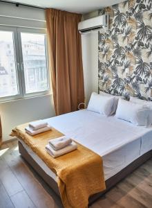 - une chambre avec un lit et 2 serviettes dans l'établissement Lycabettus View, à Athènes