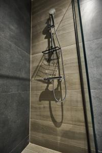 a shopping basket on the wall of a shower at Lycabettus View in Athens