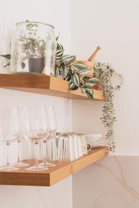 un estante con copas de vino y plantas. en Stellas Village House, en Myrtia