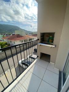 uma varanda com vista para um edifício em Quarto em floripa em Florianópolis