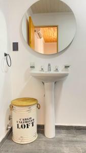 Quebrada de los PozosCabañas La Esperanza的浴室里有洗手池和镜子