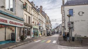 奧布河畔巴爾的住宿－Coeur de Bar - Pour Un Séjour Pétillant，一群人沿着街道走着,街道上有许多建筑