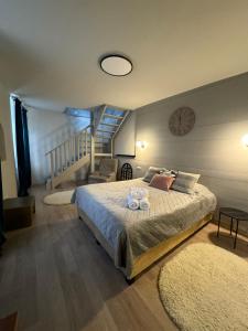 een slaapkamer met een bed en een klok aan de muur bij Central Stay Brasov in Braşov
