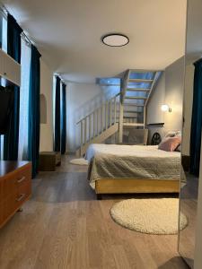 une chambre avec un lit et un escalier dans l'établissement Central Stay Brasov, à Braşov 8 autres photos