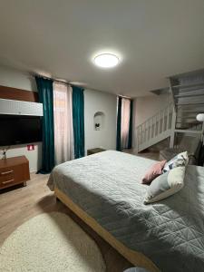 - une chambre avec un lit et des lits superposés dans l'établissement Central Stay Brasov, à Braşov