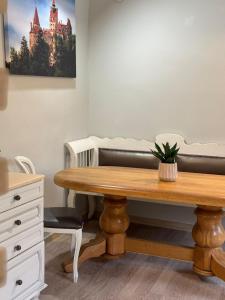 - une table dans une chambre avec une photo d'un château dans l'établissement Central Stay Brasov, à Braşov