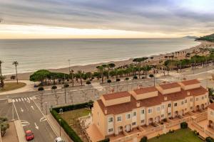 una vista aérea de la playa, los edificios y el océano en Apartamento con terraza, vistas playa y montaña, en Hospitalet de l'Infant