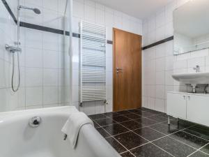 Ένα μπάνιο στο Nice Apartment in Raunheim