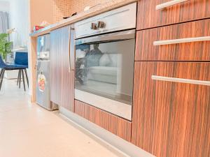 Kuchyň nebo kuchyňský kout v ubytování Cosmos Living Cozy Studio Near Dubai Marina