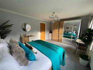 a bedroom with a bed with a blue blanket on it at Jubilee house in London