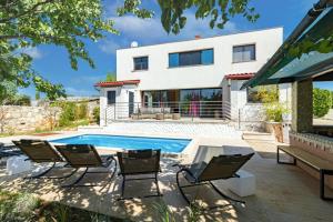 Bazén v ubytování Villa Lelaina near Pula with private Pool and 3 km from the beach nebo v jeho okolí