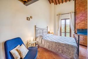 A bed or beds in a room at Tuscan Sun With Shared Pool - Happy Rentals