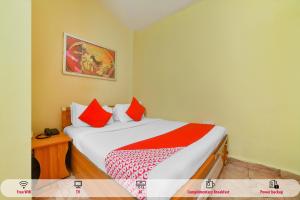 Una cama o camas en una habitación de OYO Royal Castle Near Baga Beach