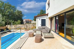 Bazén v ubytování Villa Lelaina near Pula with private Pool and 3 km from the beach nebo v jeho okolí