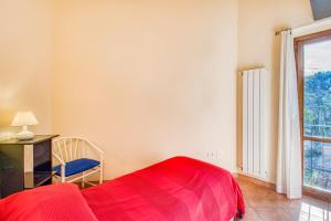 A bed or beds in a room at Tuscan Sun With Shared Pool - Happy Rentals