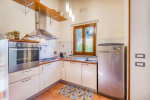 O bucătărie sau chicinetă la Tuscan Sun With Shared Pool - Happy Rentals