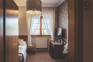 una camera d'albergo con letto e finestra di Penzion Prinz a Valtice