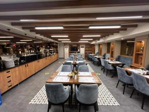 a long dining room with tables and chairs at Beşiktaş Serenity Hotel in Istanbul