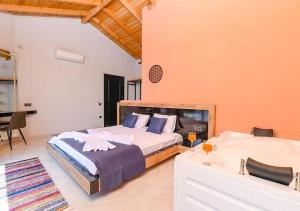 1 dormitorio con 1 cama grande y 1 mesa en Villa Sade 2 / Kalkan, en Kas