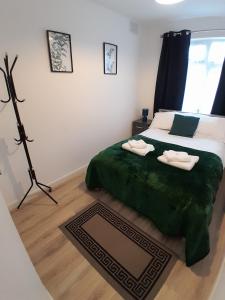 1 dormitorio con 1 cama con 2 toallas en The Broadway Rooms, en Leicester