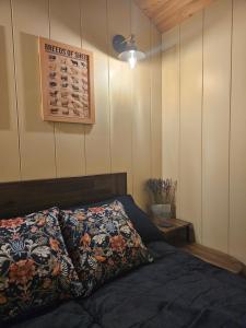 - une chambre avec un lit et une couverture dans l'établissement Rectory Roost, à Spalding