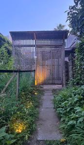 藤沢市にある水龍Suiryuの柵と通路のある庭園