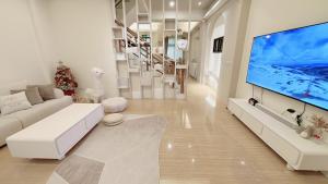 een woonkamer met een grote flatscreen-tv bij 春日SpringDay花蓮包棟民宿 in Hualien