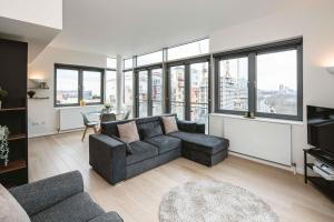 Beautiful Penthouse Apartment with Private Terrace in Greenwich Peninsula