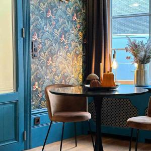 a dining room with a table and two chairs at Manoir Hamme in Hamme