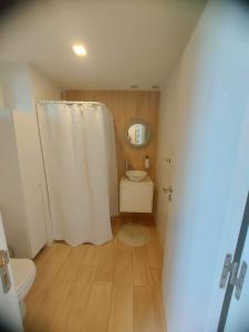 a bathroom with a shower curtain and a toilet at Depto de categoría en zona turística in Mar del Plata