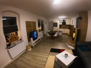 TV a/nebo společenská místnost v ubytování Ferienwohnung am Bärenstein
