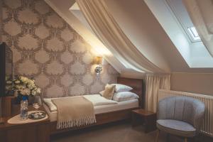 sypialnia z łóżkiem i krzesłem w obiekcie Penzion Prinz w mieście Valtice