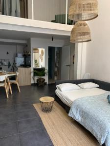 1 dormitorio con 2 camas, mesa y cocina en Alex- DUPLEX APARTMENT- City, en Valencia