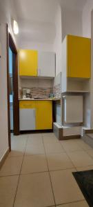 ブラショヴにあるCentral Studio in Historic Centerの- 黄色のキャビネット付きのキッチン