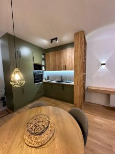 Ett kök eller pentry på Nanda Studio Apartment - Free Private Parking