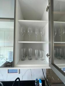 um armário cheio de copos de vinho vazios nas prateleiras em Ap Guanabara-Liberdade-Pertinho de Tudo-Central em Porto Velho