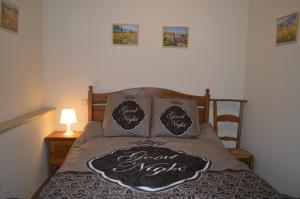 sypialnia z łóżkiem z 2 poduszkami w obiekcie Fine Fleur w mieście Geraardsbergen