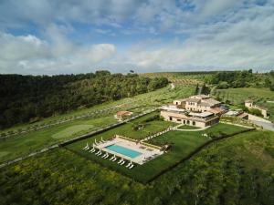 uma vista aérea de uma grande propriedade com uma piscina em The Club House em Castelnuovo Berardenga