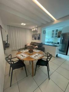 eine Küche mit einem Tisch und Stühlen im Zimmer in der Unterkunft Ap Guanabara-Liberdade-Pertinho de Tudo-Central in Porto Velho