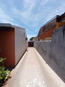 an empty alley between two buildings at Casa inteira, Quarto p 3 pessoas com Ar, Sala Cozinha,Wifi,Garagem Coberta in Foz do Iguaçu