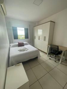 um quarto com uma cama, uma secretária e uma cadeira em Ap Guanabara-Liberdade-Pertinho de Tudo-Central em Porto Velho