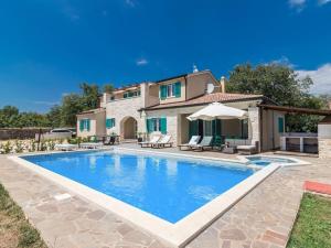 Bazén v ubytování Villa Martha in Central Istria with private pool - wellness & table tennis for 12 persons nebo v jeho okolí