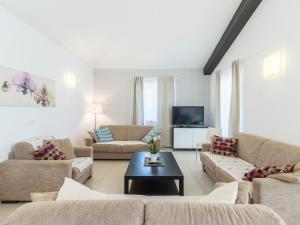 Posezení v ubytování Villa Martha in Central Istria with private pool - wellness & table tennis for 12 persons