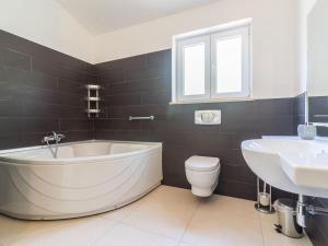 Koupelna v ubytování Villa Martha in Central Istria with private pool - wellness & table tennis for 12 persons